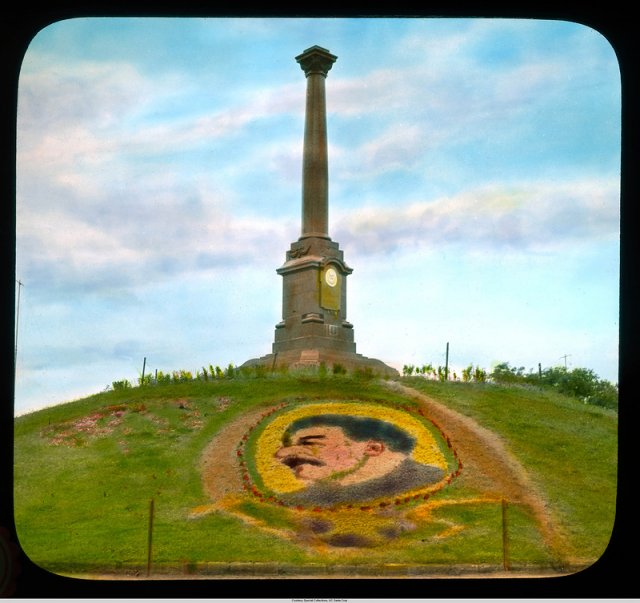 Монумент в парке Шевченко с портретом Сталина в цветах ()что-то Сталин получился больно носатый - забыли вовремя подстричь, наверное)
