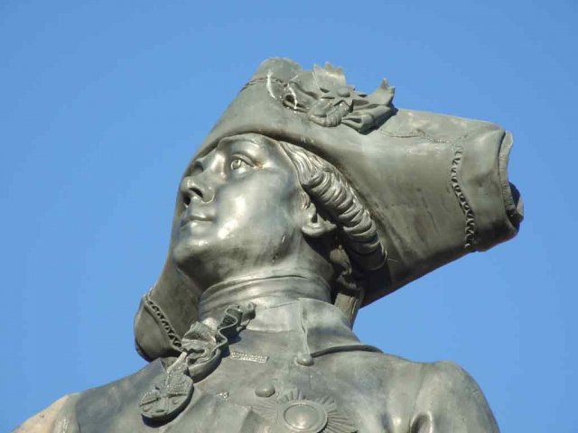 Павел Первый. Бронзовая статуя, пережившая две войны. Есть фотографии этой статуи на фоне горящего Павловского дворца.