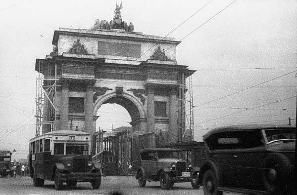 Это фотография конца 30-х годов, когда Триумфальная аркана на площади Белорусского вокзала начали демонтировать. А собирать ее заново начали только в 1966 году уже на новом месте - на Кутузовском проспекте.