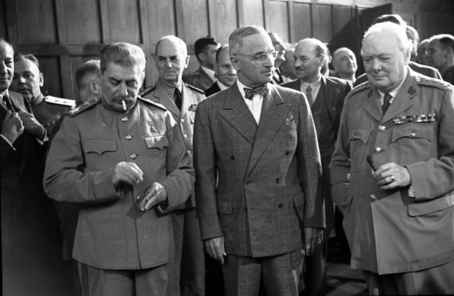 Непротокольная фотография лидеров антигитлеровской коалиции на портсдамской конференции.