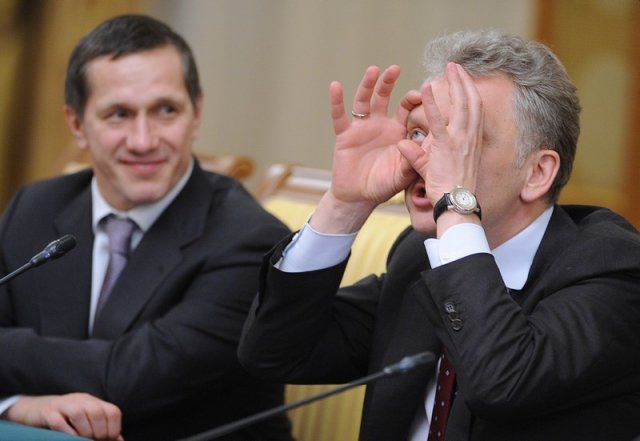 Министр промышленности Виктор Христенко что-то узрел. Наверное выход из кризиса...