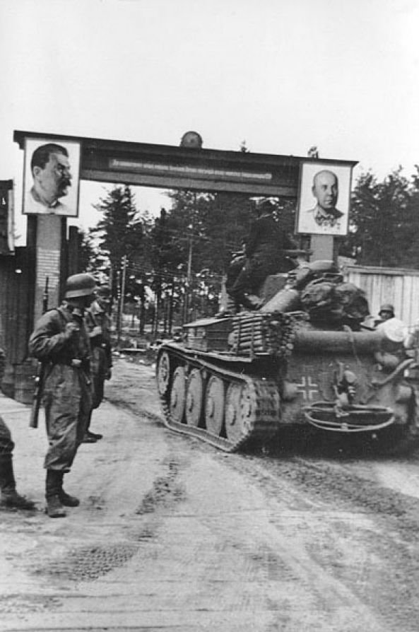 Немецкие войска на территории советского военного городка. 1941 год.