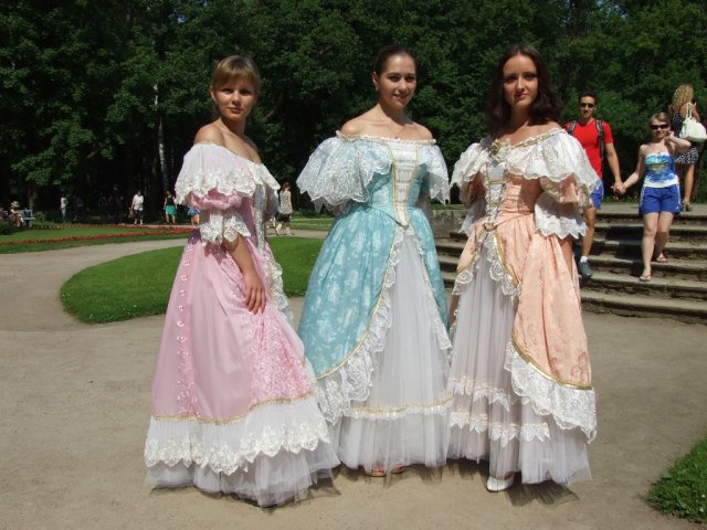 Три подружки - русские красавицы.