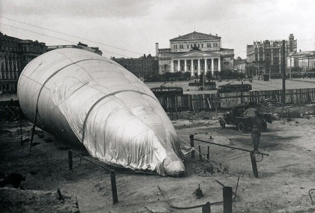 Аэростат на площади Свердлова в Москве, 1942 год. Фото Наума Грановского