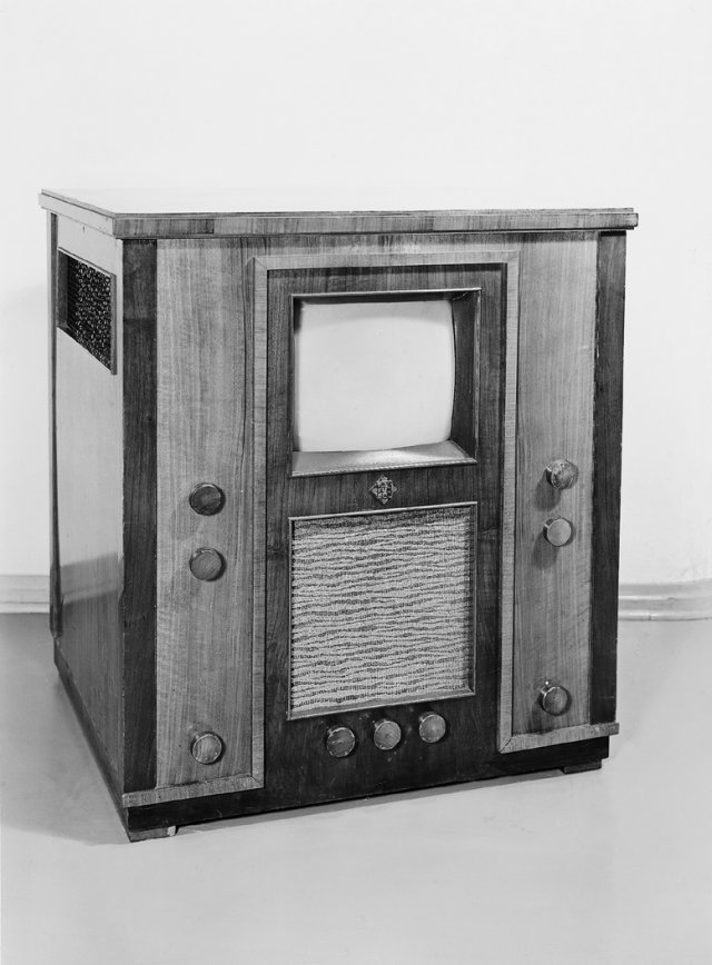 Первый сименсовский массово производившийся   телевизор. 1935 год. Черно-белый. 180 строк.