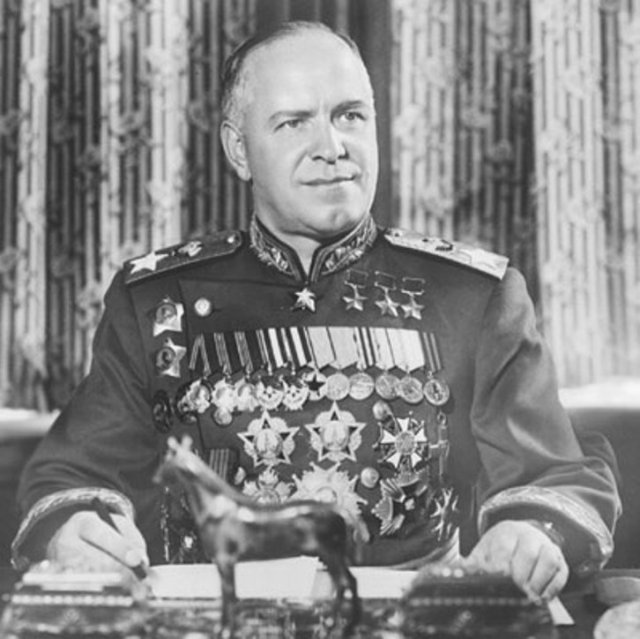 Обладатель самого большого числа полководческих орденов Советского Союза(за исключением, может быть, Брежнева) - маршал Георгий Жуков.