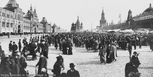 Гуляние москвичей на Красной площади в Вербное воскресение.