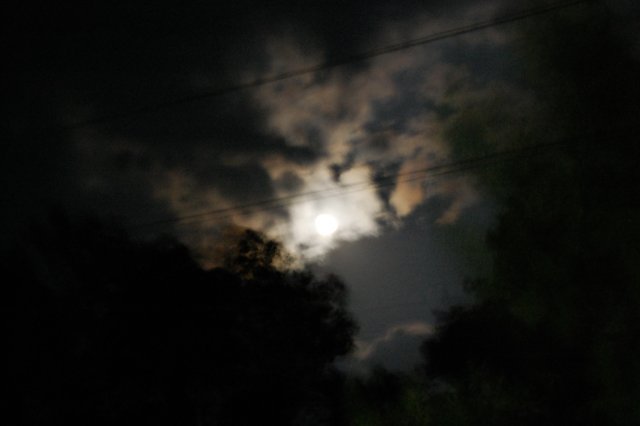 Луна в разрыве облаков во время грозы в Болгарии!