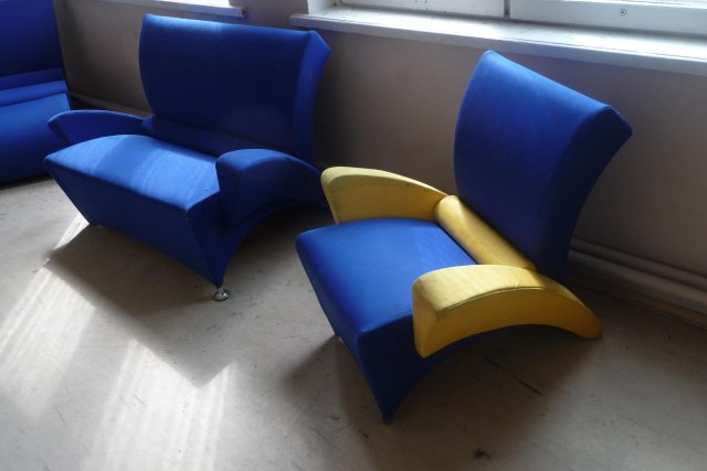 эти кресла стоят в коридоре перед кафедрой средового дизайна - и на них каждый может посидеть