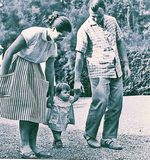 Юрий Гагарин с женой Валентиной и дочкой Галей
