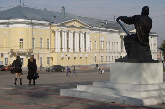 Памятник Андрею Рублёву напротив дома офицеров.