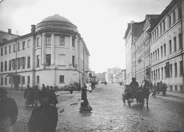Аристократический район Москвы (и не только при царях). Пересечение Поварской улицы с Большой Молчановской. Фотография 1913 года.