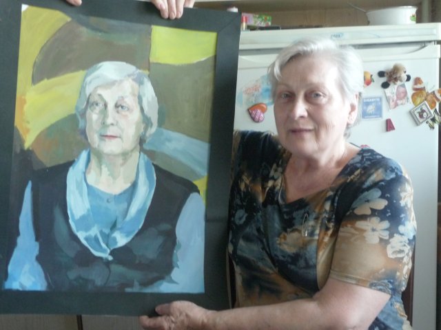 Юлия Александровна со своим портретом работы Тани Куприковой