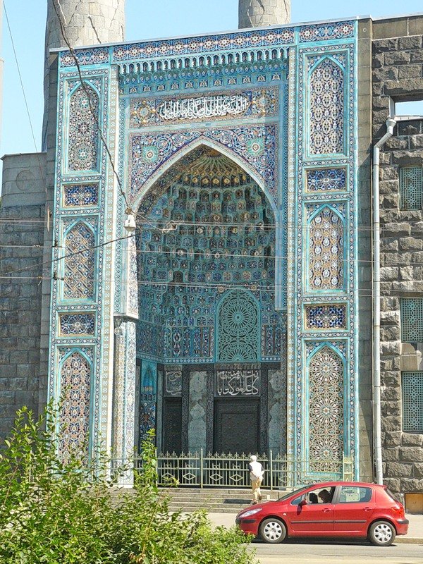 Мечеть была построена в 1910-1914 годах (отделочные работы Мечеть длились до 1920 года) архитекторами Н.В. Васильевым и С.С. Кричинским