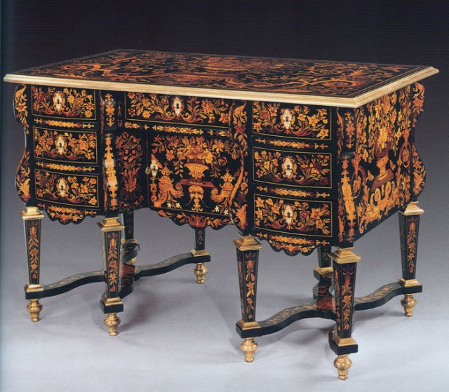 Многоцветный письменный стол с маркетри Людовика XIV из коллекции Ротшильда (замок Ментмор).