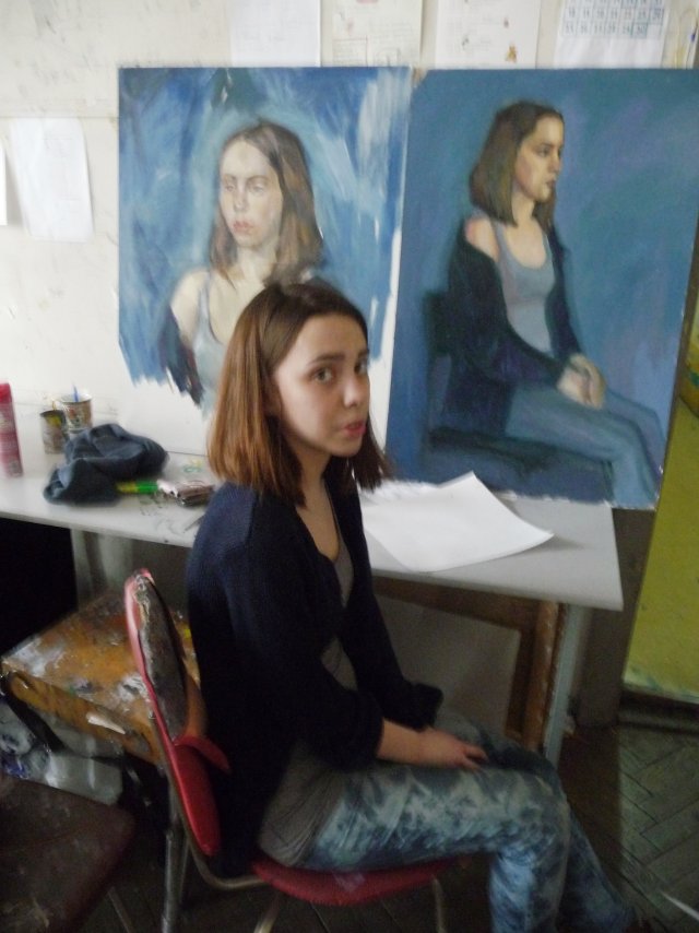 Настя Голикова на фоне своих портретов (левый портрет работы Гели Светловой, а правый - работы Ксюши Стариковской)