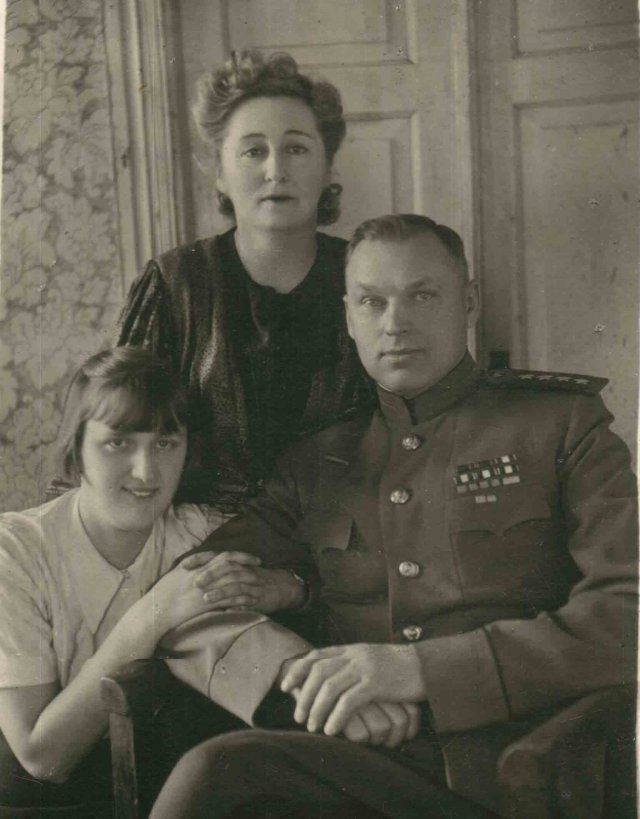 Константин Рокоссовский с женой Юлией и дочерью Ариадной. 1944 г.
