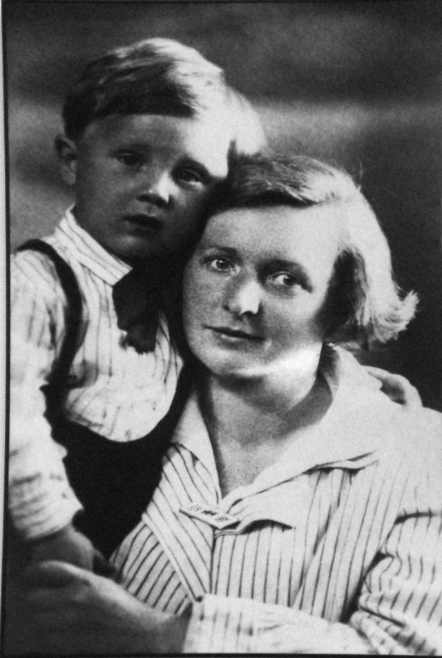 Фоторепортаж с выставки. Илья Глазунов с мамой. 1933г.