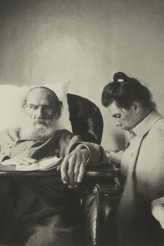 Лев Толстой во время болезни с дочерью Татьяной. 1902 год.