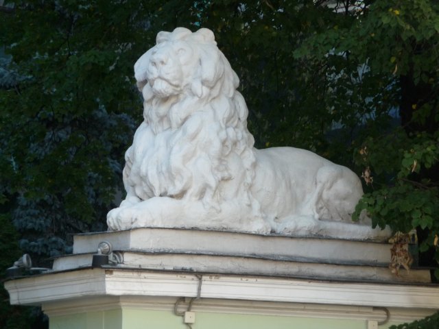 Этот лев сидит на воротах Дома Ученых на Пречистенке.
