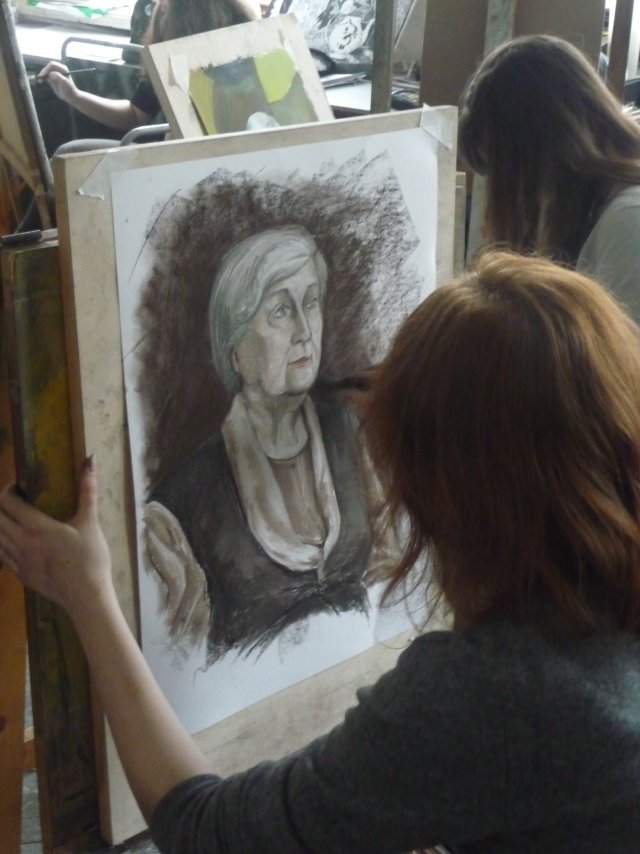 Ира Полковникова предпочла рисовать портрет пастелью.